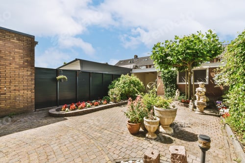 Preview: Neat patio with sitting area