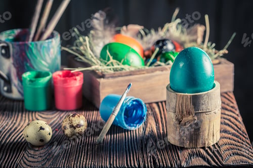 Preview: Preparing eggs for Easter with hay and feathers