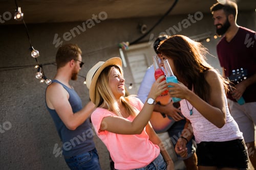 Visualização: Grupo de amigos felizes fazendo festa no telhado