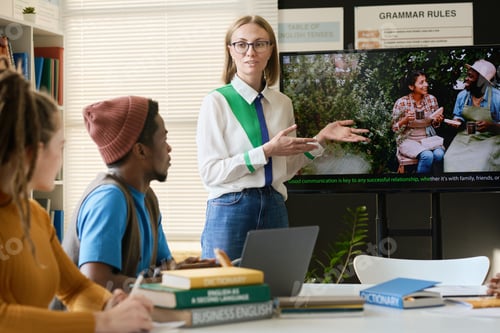 Vista previa: Profesora mostrando un Vídeo en la Pantalla a los Estudiantes