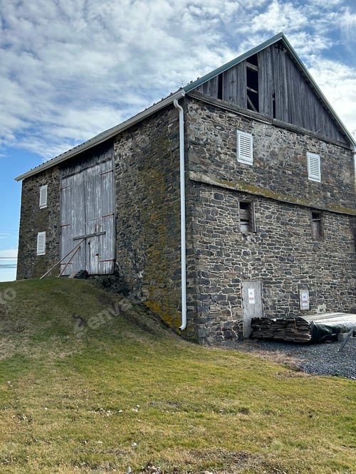 Preview: Abandoned brick barn in countryside