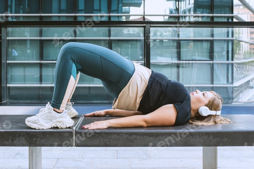 Preview: Curvy young woman in sportwear workout, plus size girl training in the city