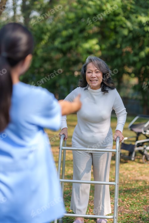 Vorschau: Schöne asiatische Krankenschwester macht Patientenspaziergang im Physiotherapiepark, um sich zu bewegen und zu entspannen