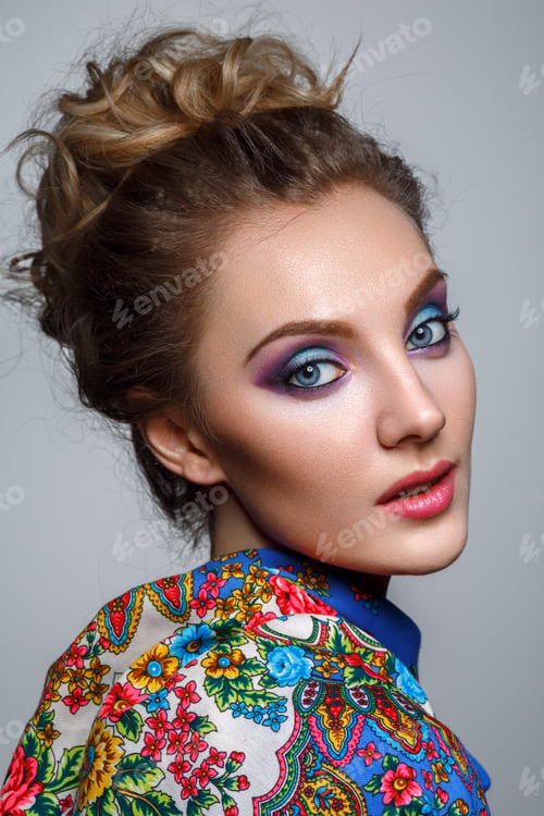 Preview: beautiful girl with bright makeup in russian shawl
