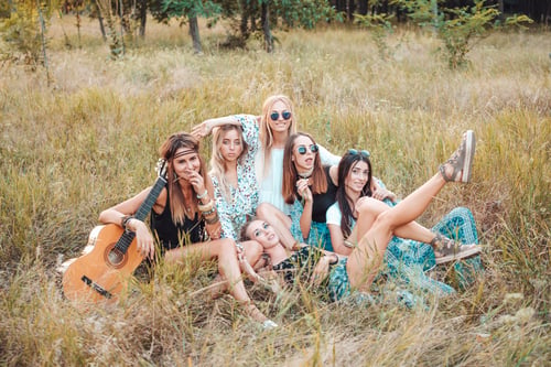 Preview: Six girls in nature are sitting on the grass.