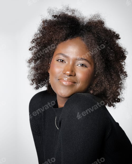 Preview: the woman is posing for the camera while smiling at the camera