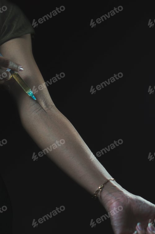 Preview: Giving an injection in arm