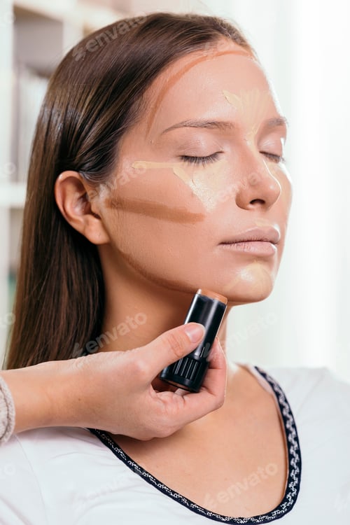 Preview: Make up artist contouring the face