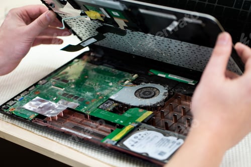 Preview: The master repairs the laptop in the service center.