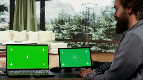 Preview: Entrepreneur works with greenscreen on laptop and tablet