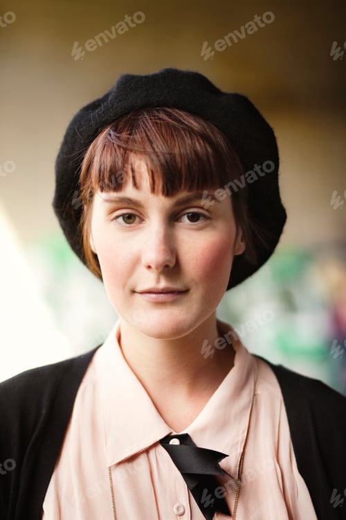 Preview: Portrait of beautiful painter wearing beret