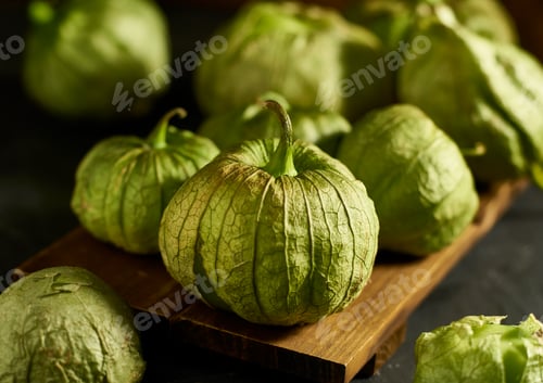 Preview: fresh tomatillos on wooden board