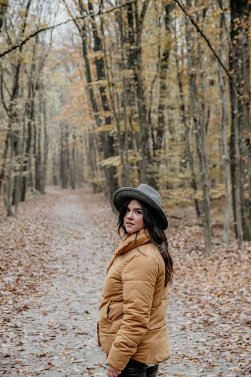 Preview: Beautiful woman posing in an autumn forest
