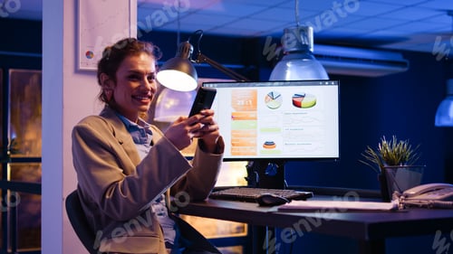 Preview: Young businesswoman working with smartphone at desk