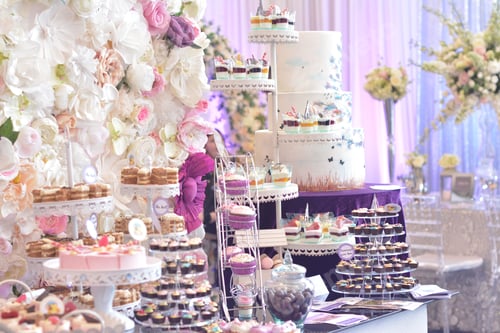 Visualização: Barra de chocolate na cerimônia de casamento com muitos doces e bebidas diferentes