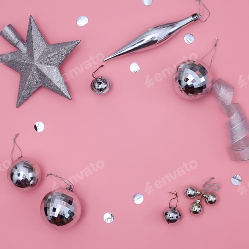 Visualização: Moldura de ornamentos prateados brilhantes para maquete festiva