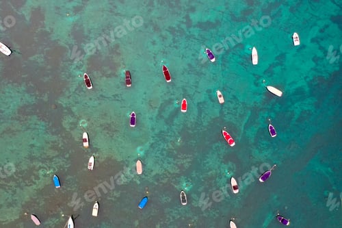 Preview: Aerial shot of boats in the transparent water of Lake Tahoe in the USA.
