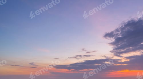 Vorschau: Himmel bei Sonnenuntergang. Abstrakte Natur Hintergrund. Dramatisch Blau und Orange, bunte Wolken in der Dämmerung.