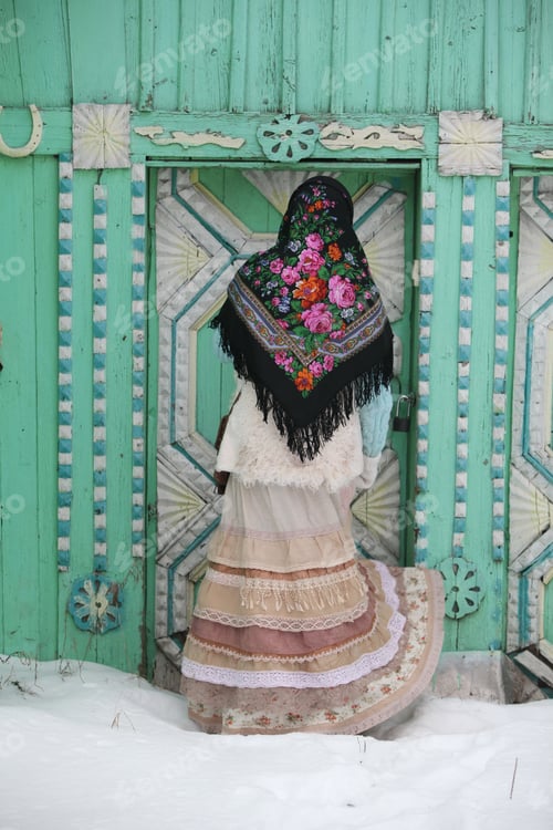 Preview: Russian Girl In Vintage Pavlovo Posad Shawl And Ornamental Carved Door Of Old Traditional National