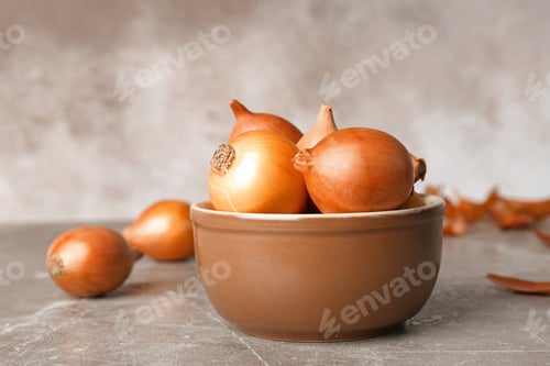 Preview: Bowl with fresh ripe onions on table