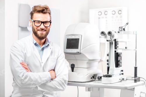 Preview: Eye doctor with ophthalmologic device