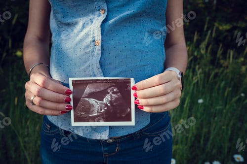 Preview: pregnant mom expecting in the summer field