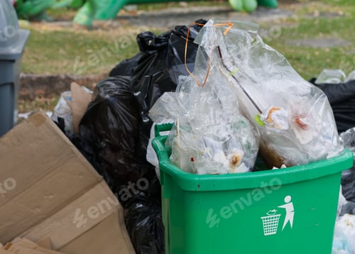 Vista previa: Waste Bin with Overflowing Garbage
