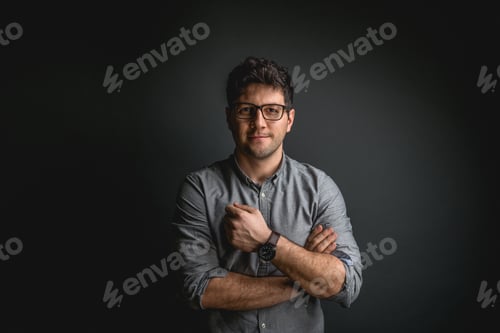 Preview: Young man on grey background