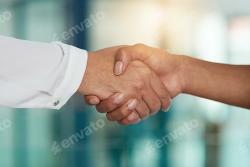 Vista previa: Lets shake on new beginnings. Cropped shot of two businesspeople shaking hands in an office.