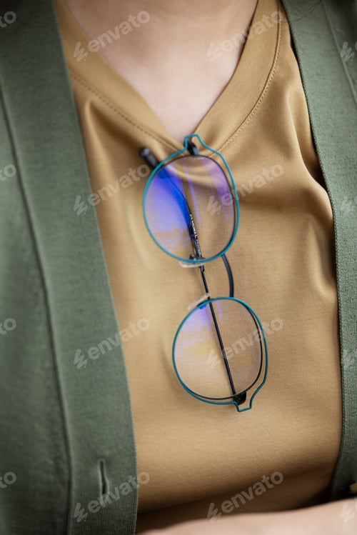 Preview: Fashionable designer glasses in double wire frames are fixed to the collar of a T-shirt