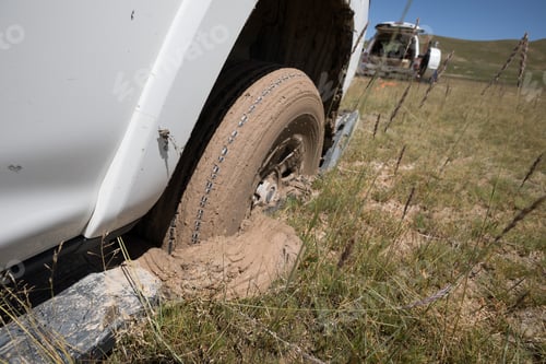 Preview: SUV got stuck in the mud