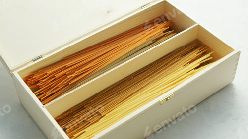 Preview: Raw spaghetti placed in box