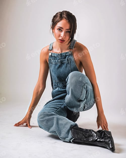 Preview: Beautiful Portrait of Young & Elegant Woman Posing