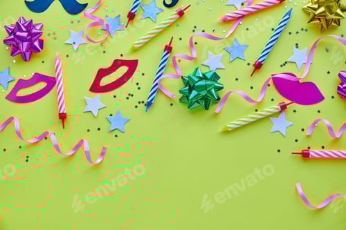 Visualização: fundo amarelo, o conceito de hora da festa, um convite para um aniversário ou outra comemoração.