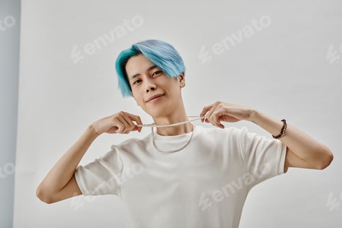 Preview: Stylish teenager in white shirt