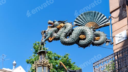 Preview: Dragon statue on the facade of a building in Barcelona
