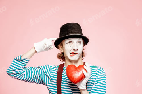Preview: Pantomime with red heart on the pink background