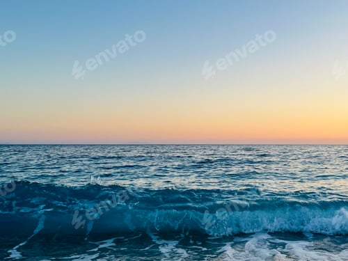 Vorschau: Malerischer Sonnenuntergang über dem Ionischen Meer in Vlore, Albanien.