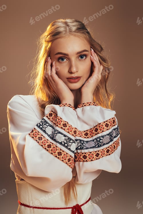 Preview: Enchanted maiden in ivory gown