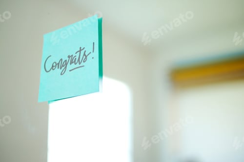 Visualização: Mão segurando notas adesivas com texto de felicitações