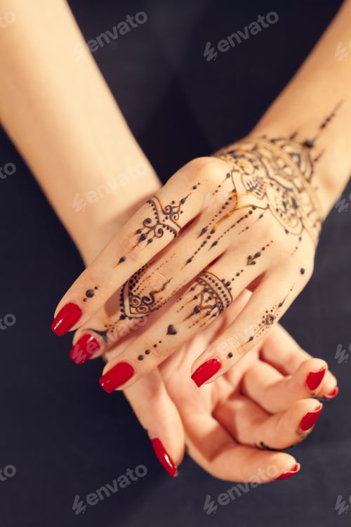 Preview: Red manicured hands with Mehndi