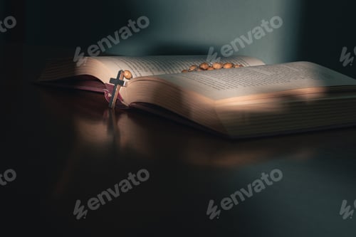 Visualização: Cross on the holy bible on a wooden table