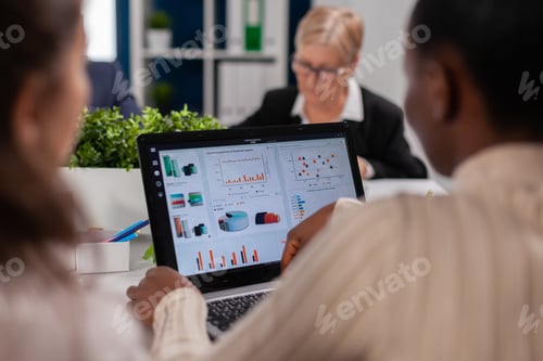 Vista previa: Gerente ejecutivo especializado que trabaja en el informe financiero anual