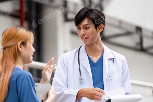 Visualização: Médico e assistente do sexo masculino colaborando em um ambiente de consultório médico moderno para pacientes eficazes