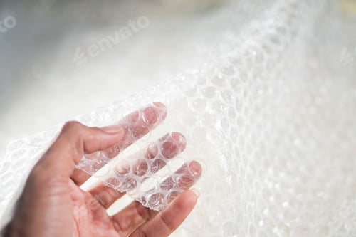 Preview: Hand holding bubble wrap