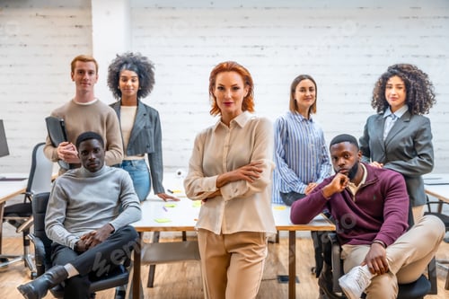 Предпросмотр: Портрет женщины-менеджера, стоящей рядом с коллегами по коворкингу