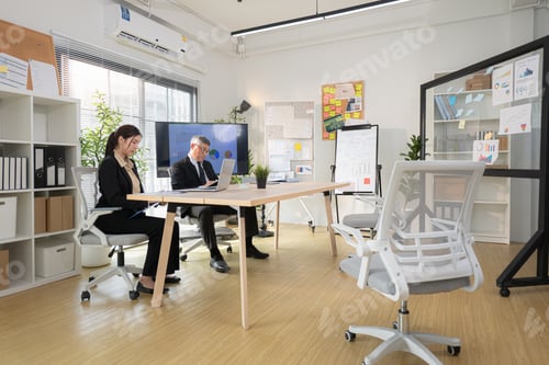 Visualização: Em um escritório contemporâneo, um grupo de executivos seniores com a missão de aprovar novos projetos