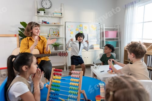 Visualização: Professora jovem caucasiana tocando violão com estudantes na escola.