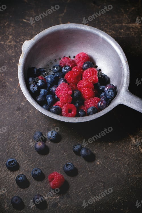 Vista previa: Colander with fresh berries