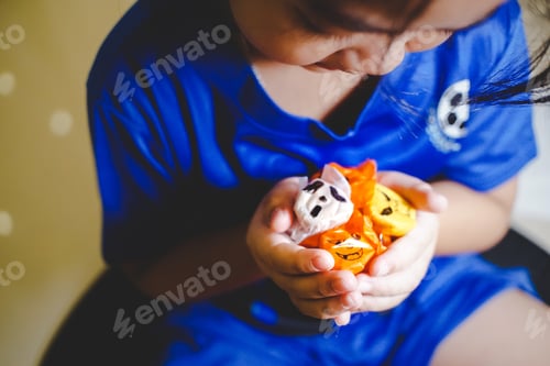 Preview: Kid with Halloween hand made toffee.